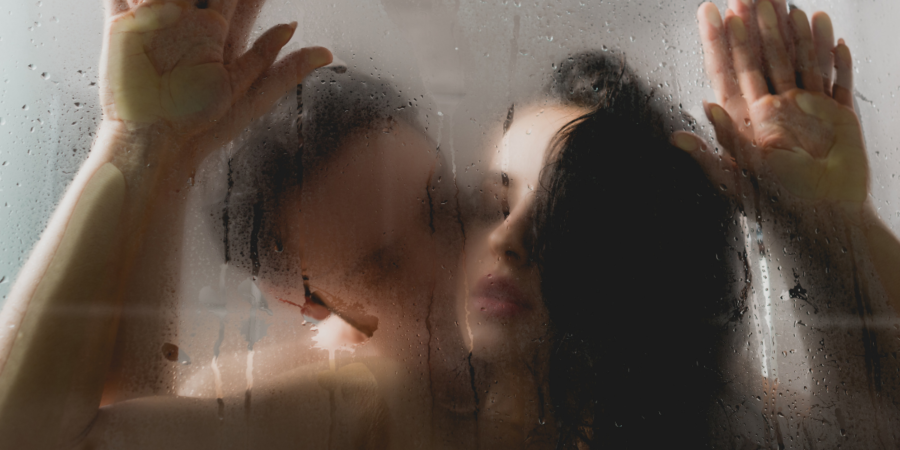 un homme et une femme font l'amour sous la douche