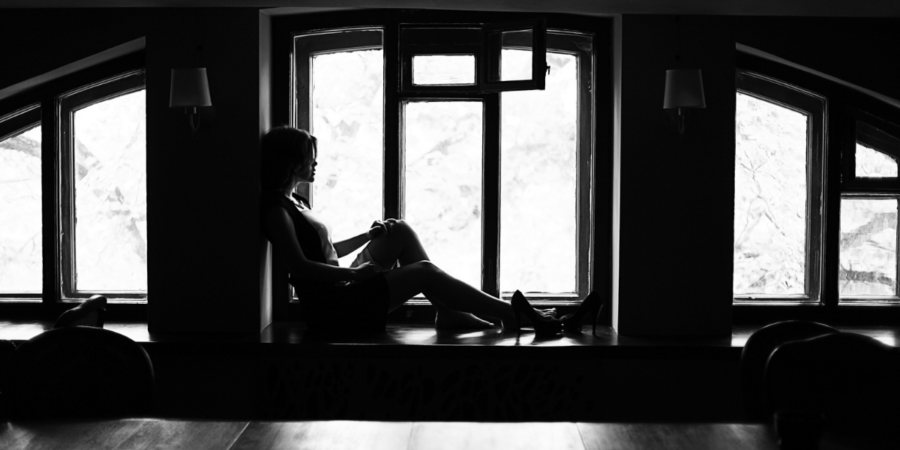 jeune-femme-brune-assise-sur-le-rebord-de-la-fenetre-faisant-face-a-sa-timidité-sexuelle