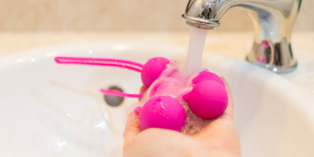 boule-de-geisha-rose-sous-robinet-eau-pour-nettoyage