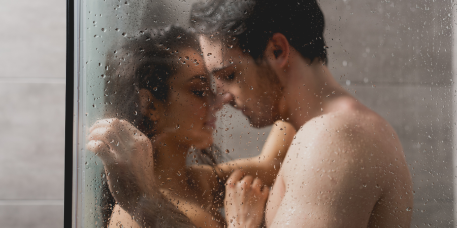 couple faisant sexe amour sous la douche