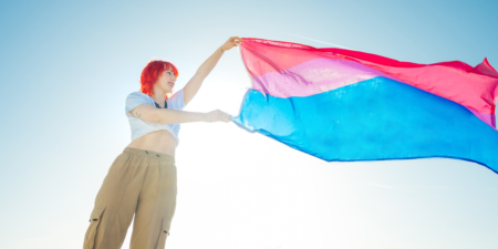 femme qui tient le drapeau de la bisexualité