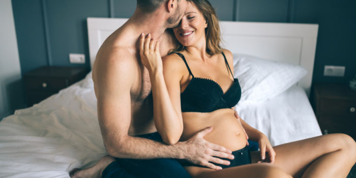 une femme enceinte et son homme s'apprêtent à essayer une des meilleures positions pendant la grossesse