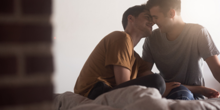 deux hommes s'apprêtent à vivre leur première expérience gay. Quel rôle choisir : actif, passif ou switch ?