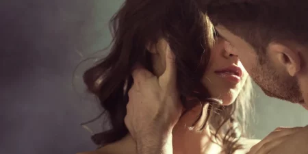 un couple a utiliser du poppers avant de s'embrasser puis de faire l'amour