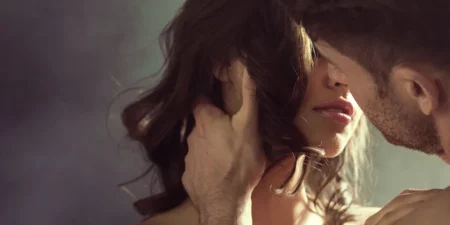 deux amoureux s'apprête à jouer avec un sextoy pour couple